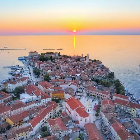 Exquisites Apartment Im Herzen Von Porec Mit Meerblick, Nur 150 Meter Zum Strand Bagian luar foto
